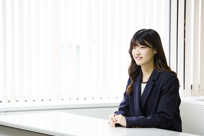 利用者に向けてメッセージを語る宇津木 彩衣