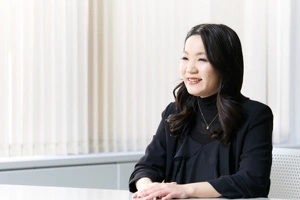 利用者に向けてメッセージを語る須崎 知香
