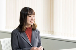 利用者に向けてメッセージを語る大友 遥菜