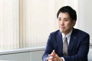 利用者に向けてメッセージを語る辻 秀敏