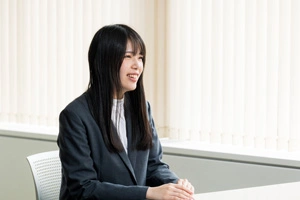利用者に向けてメッセージを語る井上 真花