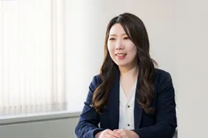 利用者に向けてメッセージを語る芳賀 未沙斗