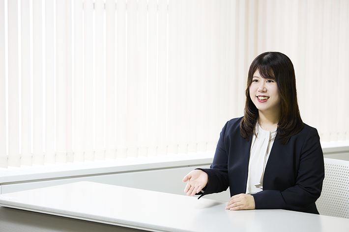 利用者に向けてメッセージを語る倉田 美聡