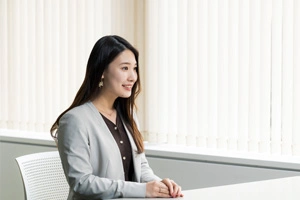 利用者に向けてメッセージを語る竹内 美里