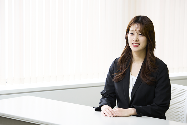 利用者に向けてメッセージを語る井上 奈月