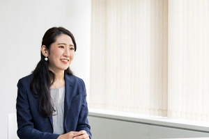 利用者に向けてメッセージを語る長谷川 彩夏