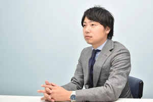 利用者に向けてメッセージを語る網代 勇太