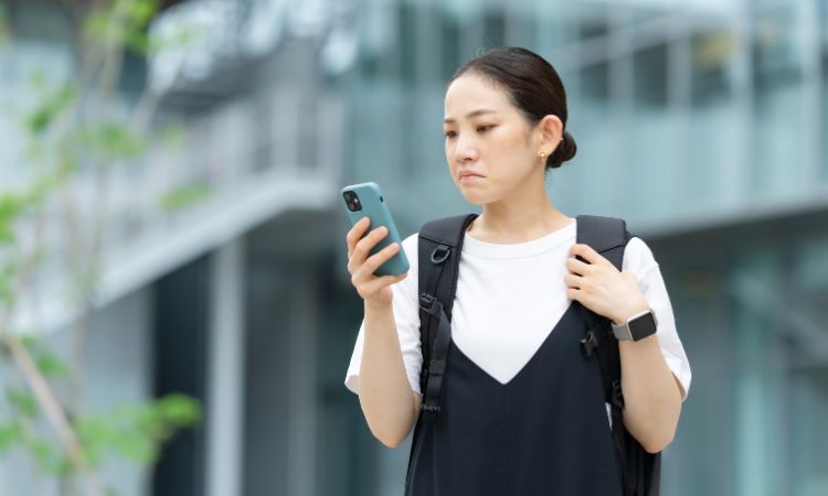 オープニング：休みなのに休めていない「通知の恐怖」のイメージ-type転職エージェント